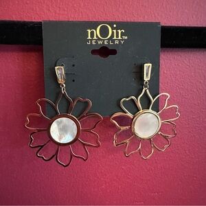 nOir Jewelry | Flower earrings